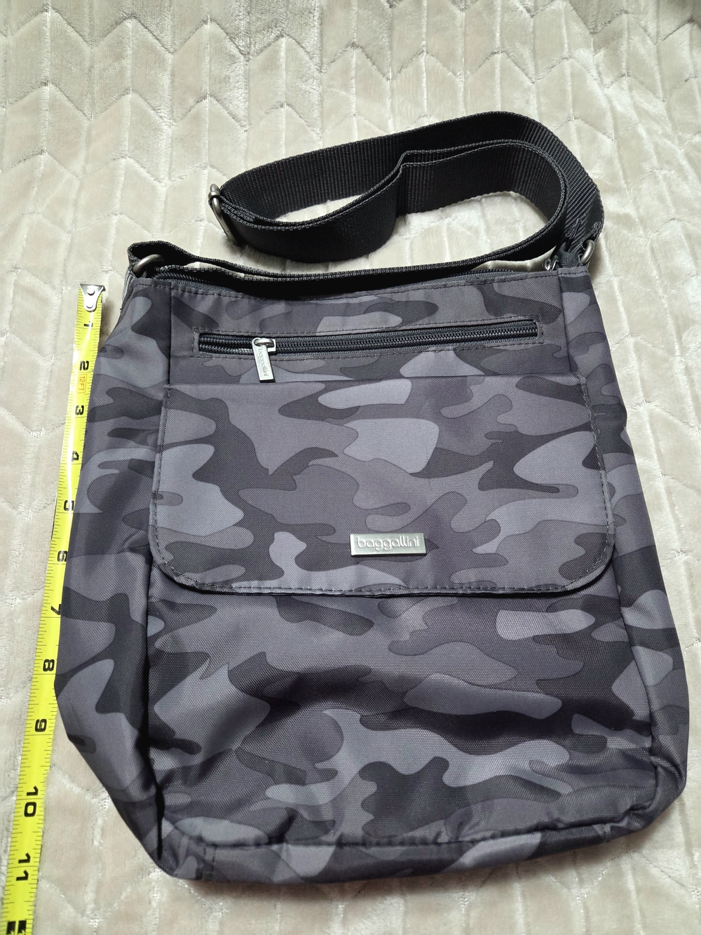Baggallini Gray Camo Crossbody Bag - Picture 2 of 7